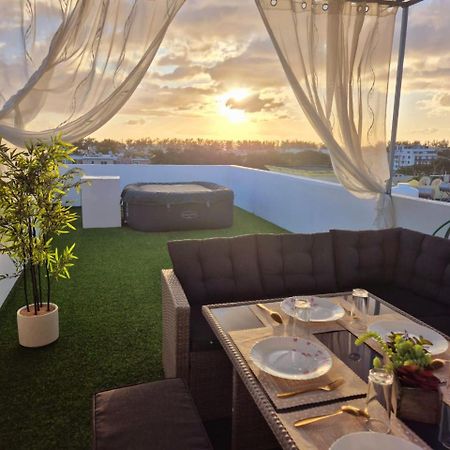 Skyview Apartment- Rooftop Penthouse With Sunset & Sea Views Flic-en-Flacq Esterno foto