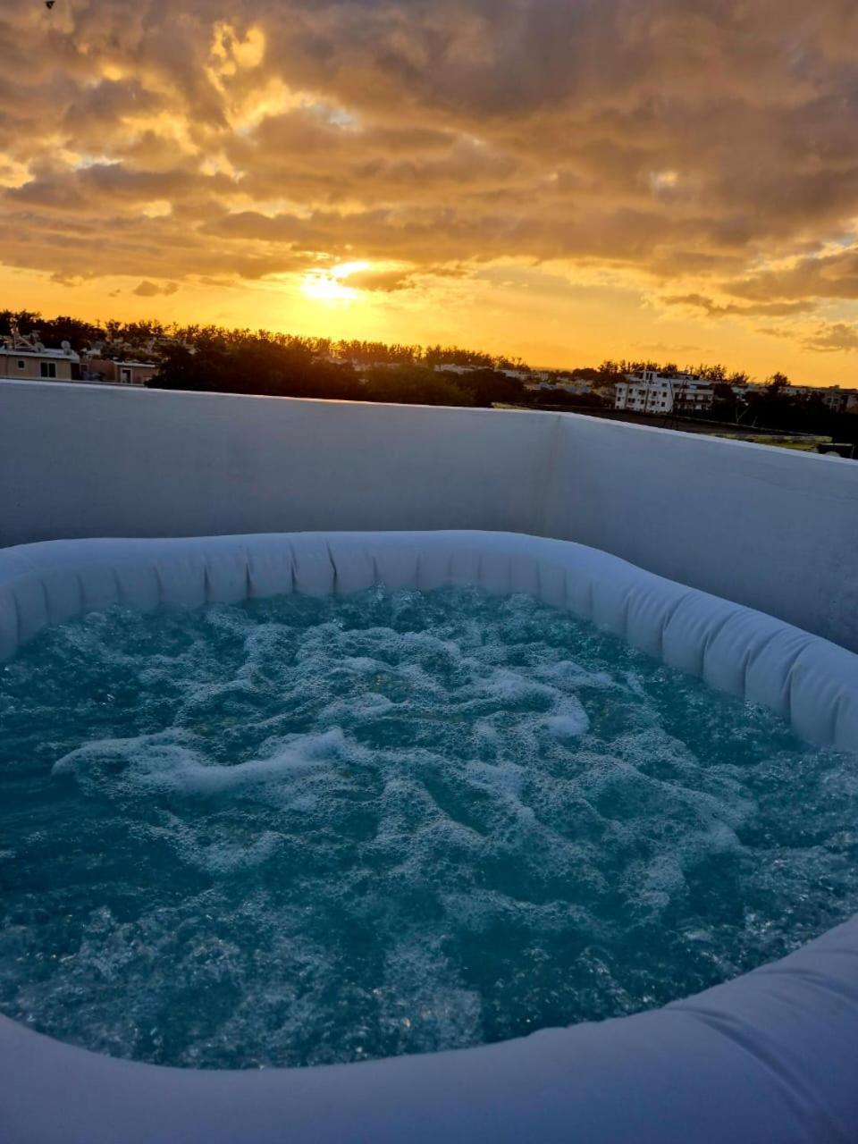 Skyview Apartment- Rooftop Penthouse With Sunset & Sea Views Flic-en-Flacq Esterno foto