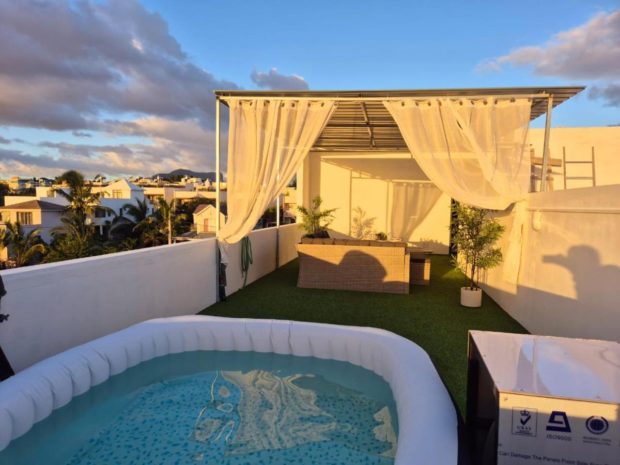 Skyview Apartment- Rooftop Penthouse With Sunset & Sea Views Flic-en-Flacq Esterno foto