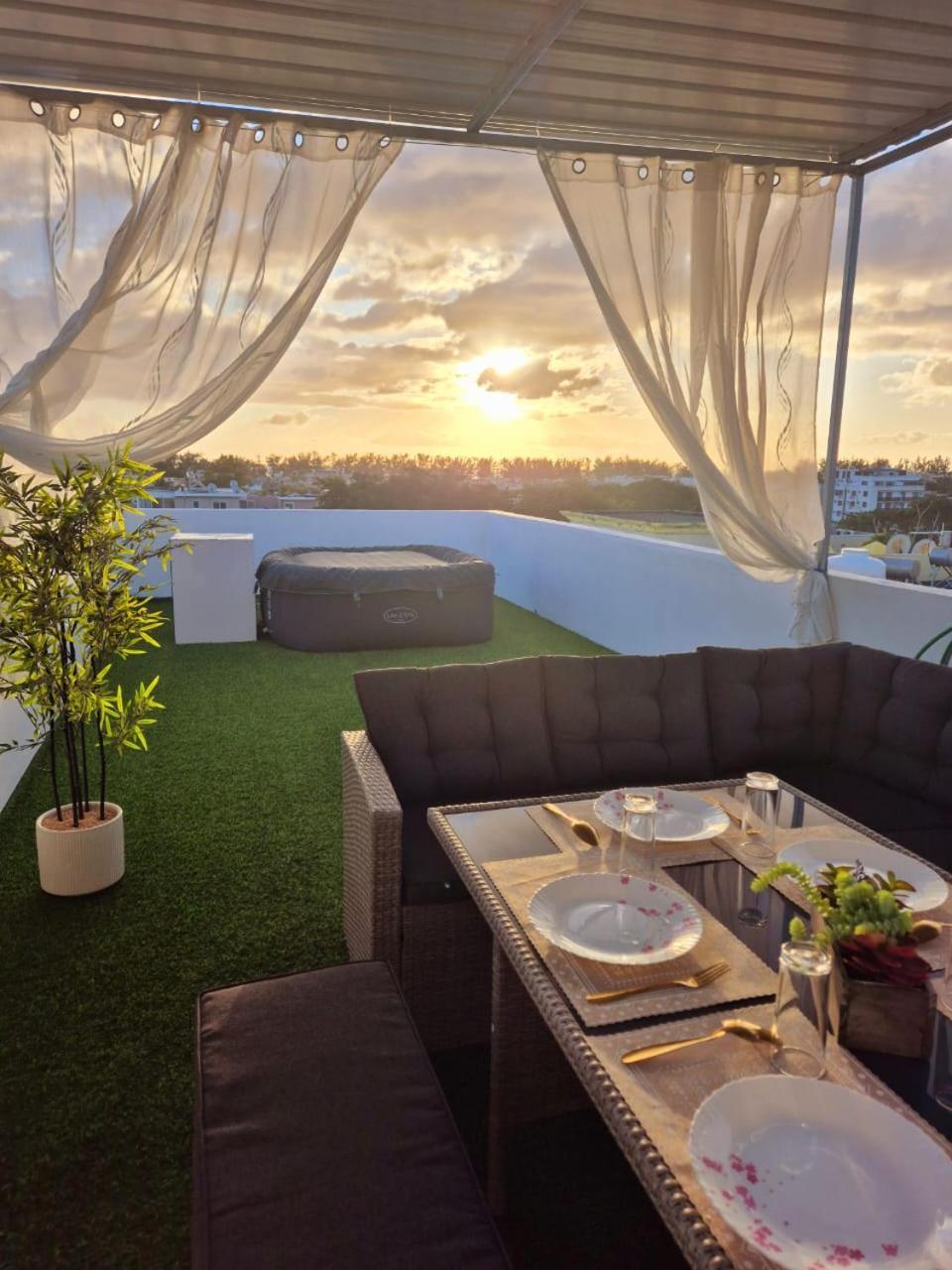 Skyview Apartment- Rooftop Penthouse With Sunset & Sea Views Flic-en-Flacq Esterno foto