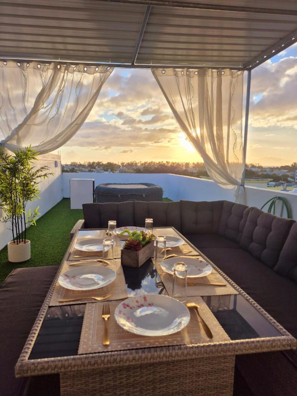 Skyview Apartment- Rooftop Penthouse With Sunset & Sea Views Flic-en-Flacq Esterno foto