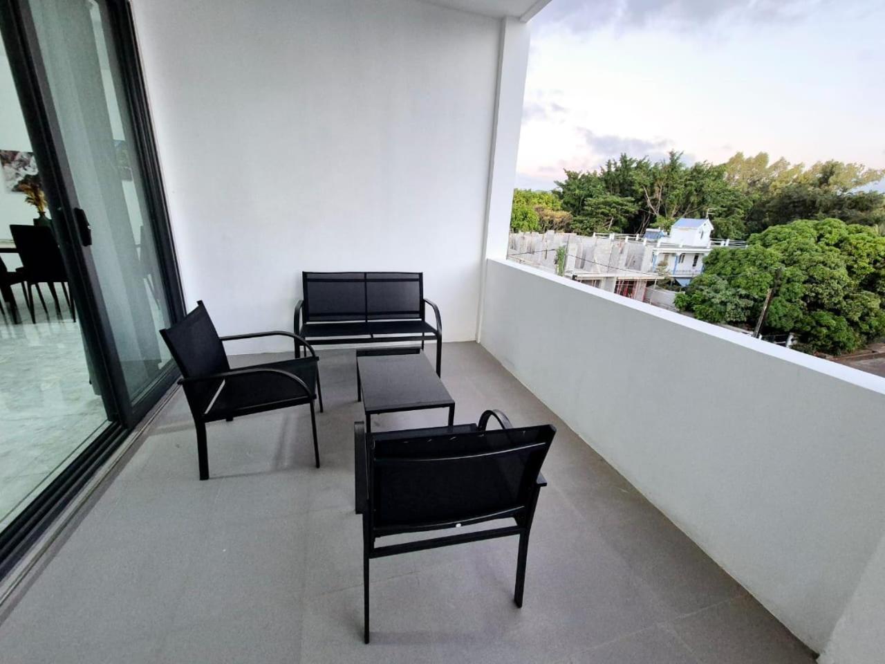 Skyview Apartment- Rooftop Penthouse With Sunset & Sea Views Flic-en-Flacq Esterno foto
