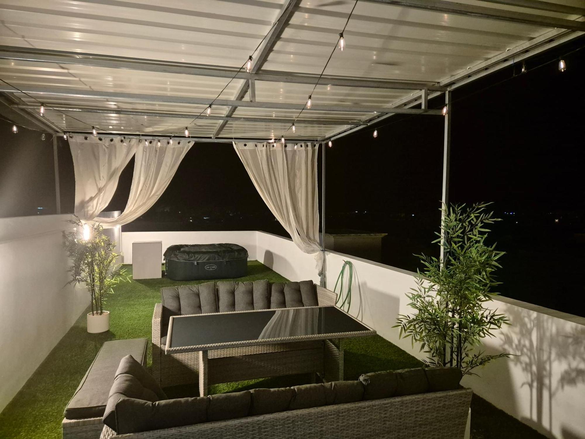 Skyview Apartment- Rooftop Penthouse With Sunset & Sea Views Flic-en-Flacq Esterno foto