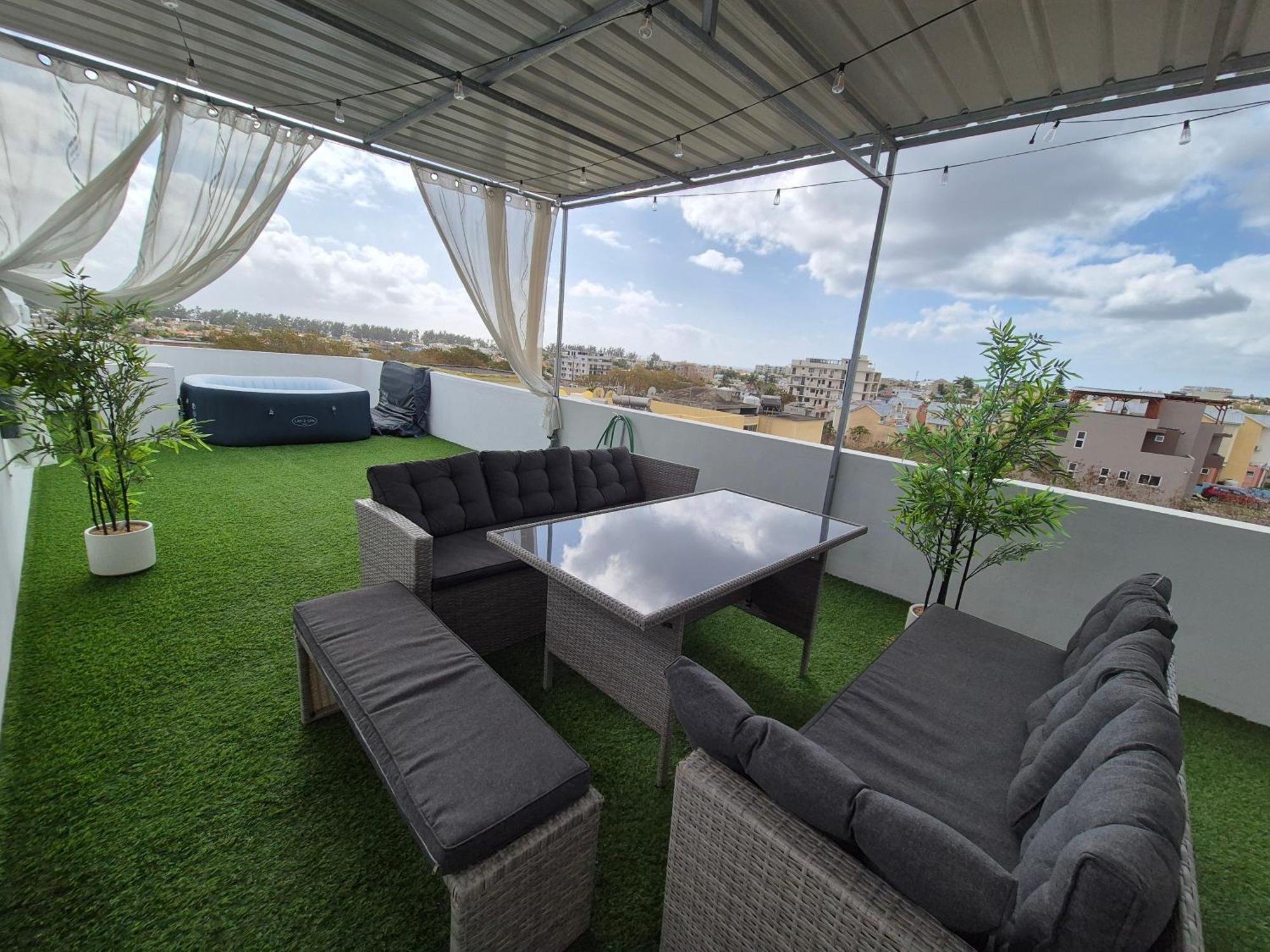 Skyview Apartment- Rooftop Penthouse With Sunset & Sea Views Flic-en-Flacq Esterno foto
