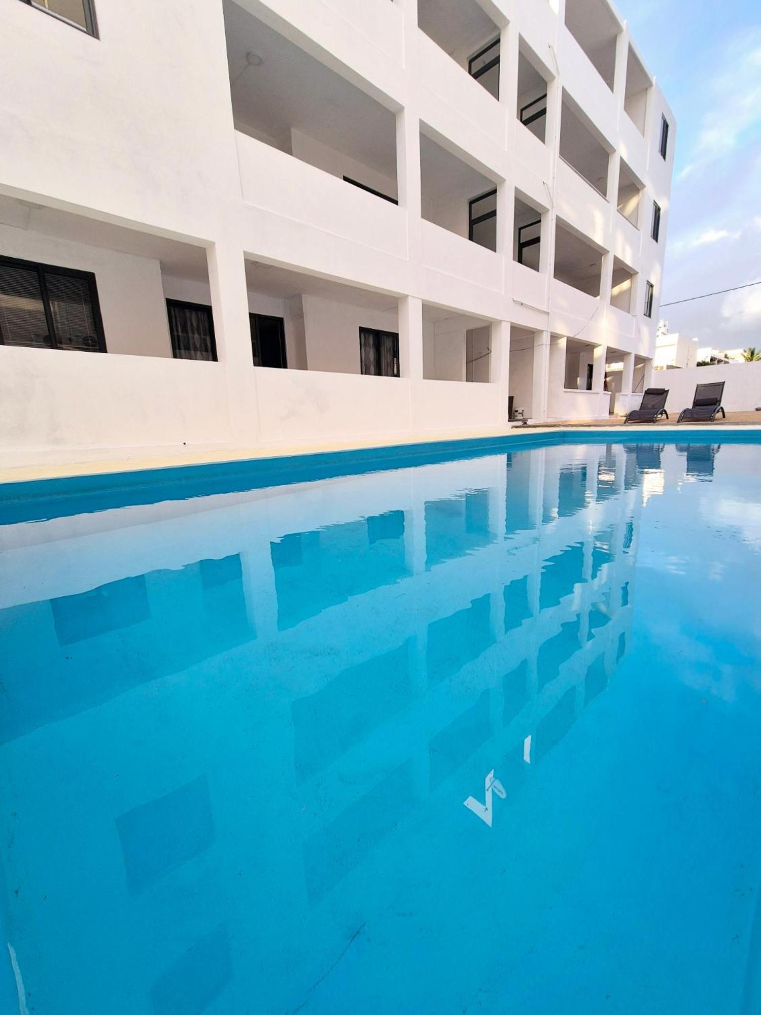 Skyview Apartment- Rooftop Penthouse With Sunset & Sea Views Flic-en-Flacq Esterno foto