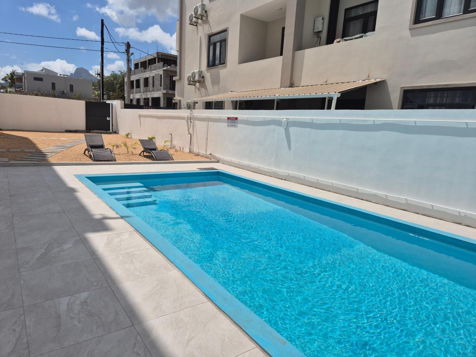 Skyview Apartment- Rooftop Penthouse With Sunset & Sea Views Flic-en-Flacq Esterno foto